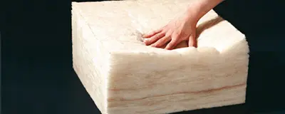グラスウールを押さえる手