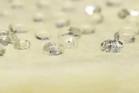 水滴をはじくグラスウール