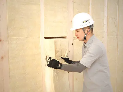グラスウール断熱材施工作業中画像