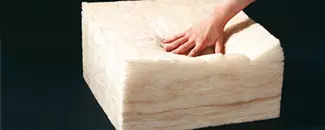 グラスウールを押さえる手