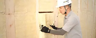 グラスウールの施工中写真