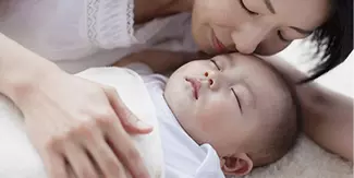 静かに眠る赤ちゃんとお母さん