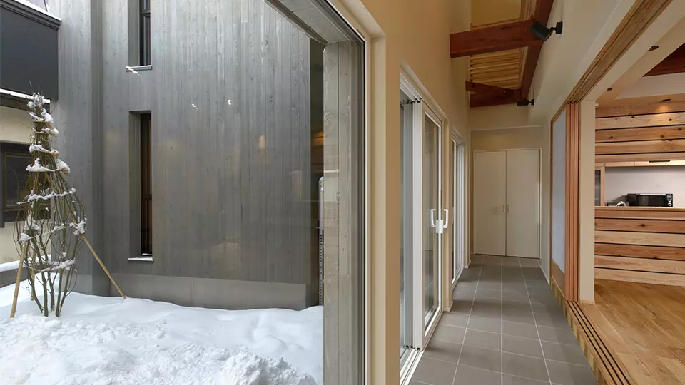 青森　外を楽しむ300mm断熱の家（庭の雪景色）