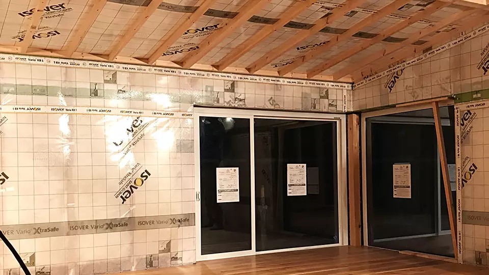 高台にある家（気密施工写真1）