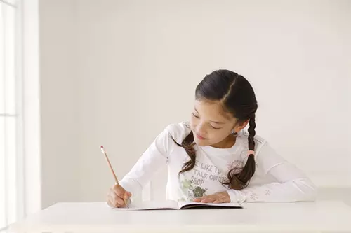 静かな空間で勉強する子供