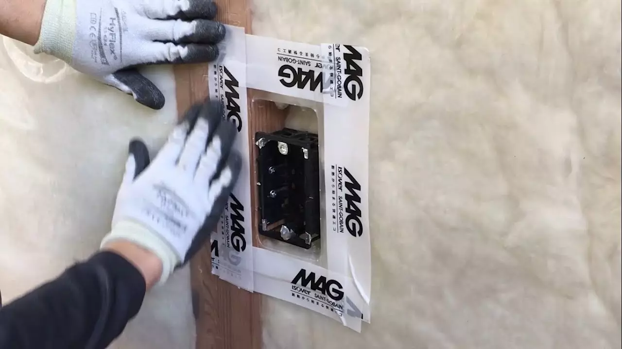 コンセントボックスの気密施工方法①（気密シート： イゾベール・シールド） thumbnail